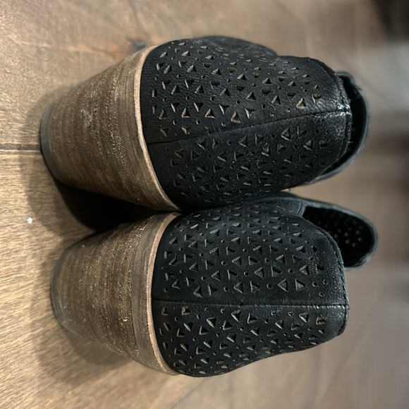 Vince Camuto Ankle Boots/ shoes  Size 8 1/2 - Picture 4 of 5